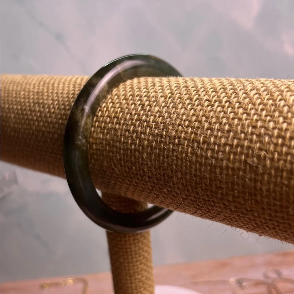 Elegant Jade Bangle - Picture 4 of 10
